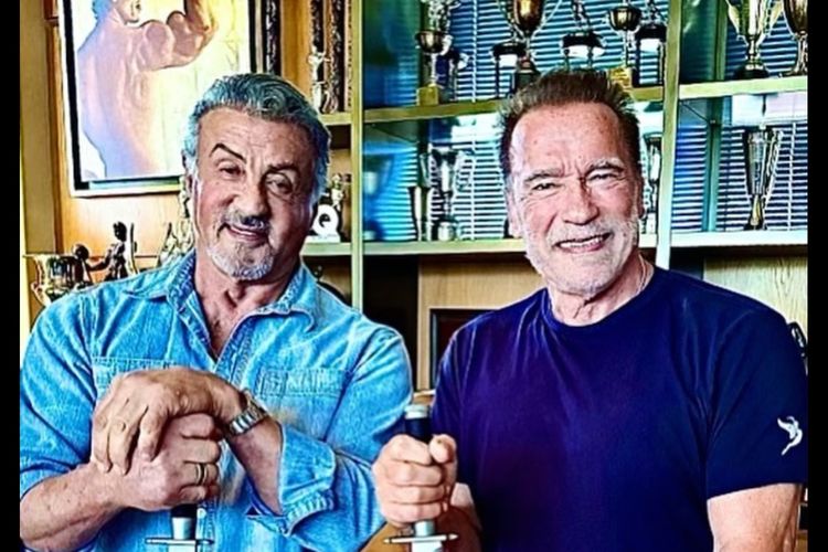 Aktro Sylvester Stallone (kiri) berpose dengan rekannya sesama aktor laga, Arnold Schwarzenegger (kanan) dan diunggah di akun Instagram @officialslystallone.