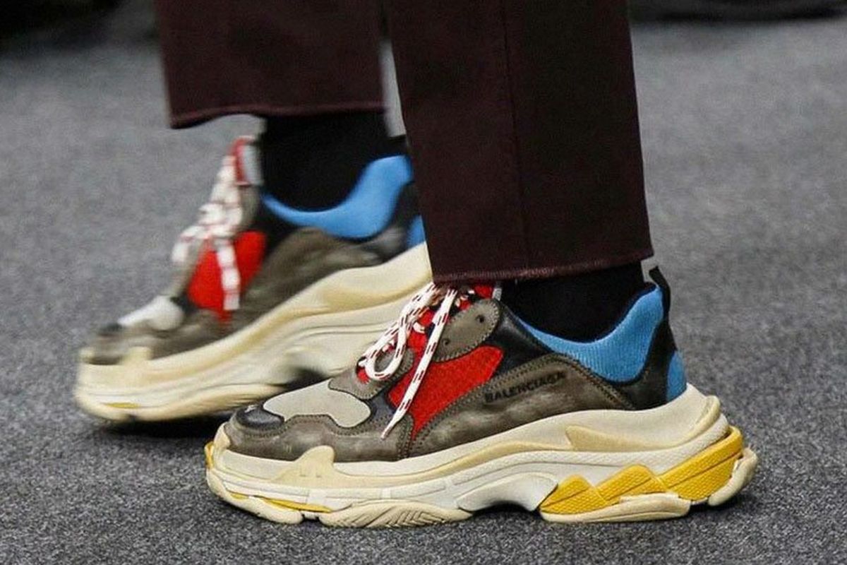 Sepatu balenciaga best sale triple s