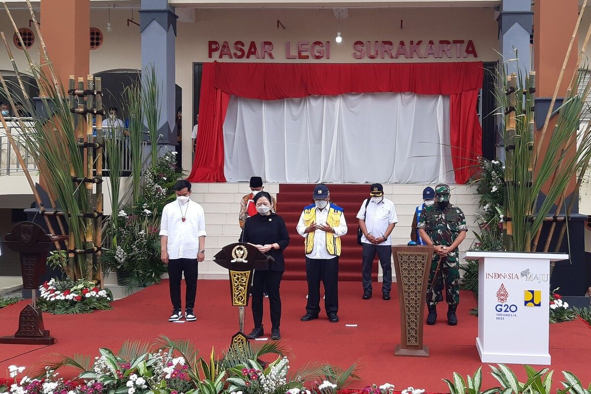 Ketua DPR RI Puan Maharani, Menteri PUPR Basuki Hadimuldjono, Wali Kota Solo Gibran Rakabuming Raka dan perwakilan pedagang dalam peresmian Pasar Legi Solo, Kamis (20/1/2022).
