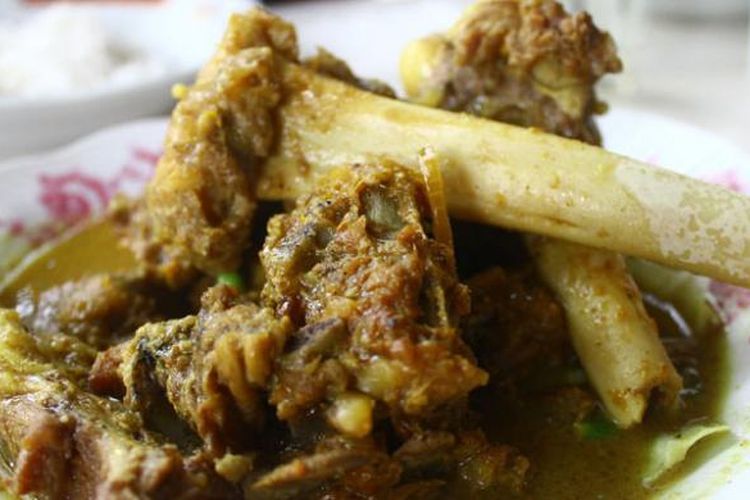 Menu tengkleng gajah tongseng merupakan salah satu menu favorit yang disajikan Warung Tengkleng Gajah berkuah kental bercita rasa khas dengan tulang dan daging kambing berukuran besar. Warung ini berlokasi di Sleman, DI Yogyakarta.