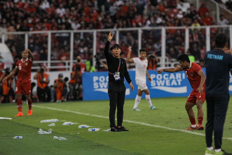 Pelatih timnas Indonesia, Shin Tae Yong saat pertandingan melawan pemain timnas Vietnam pada leg pertama semifinal Piala AFF 2022 di Stadion Utama Gelora Bung Karno (SUGBK), Jakarta, Jumat (6/1/2023). Pertandingan ini berakhir dengan skor 0-0.