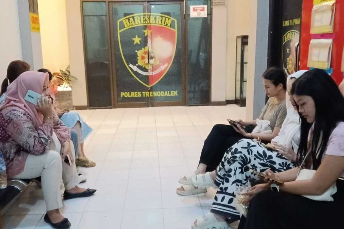 Sejumlah korban arisan, membuat laporan resmi ke Polres Trenggalek Jawa Timur, Senin (17/02/2025)