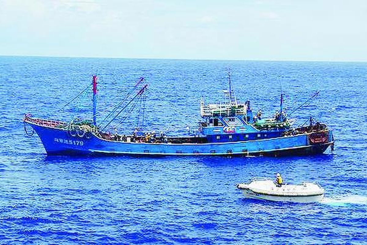 Petugas Jepang sedang berada di atas kapal nelayan China (warna biru), Selasa (7/9). Petugas Penjaga Pantai Jepang memasuki kapal itu untuk melakukan pemeriksaan dengan alasan kapal tersebut telah melakukan pelanggaran karena memasuki wilayah Jepang. Kapal nelayan China tersebut menabrak dua kapal patroli Jepang sebelumnya.
