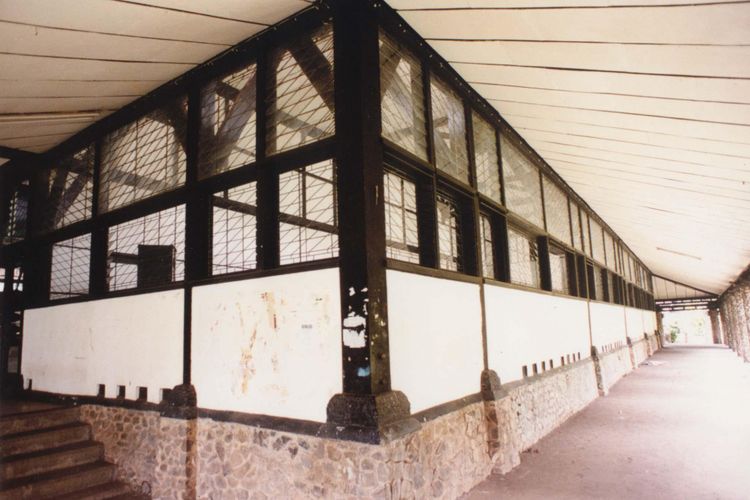 Aula barat dan aula timur Institut Teknologi Bandung yang dibangun tahun 1920-an, menggunakan kaca patri bening transparan.