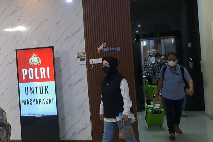 KPK Tangkap 5 Orang dalam OTT Bupati Sukoharjo Etik Suryani