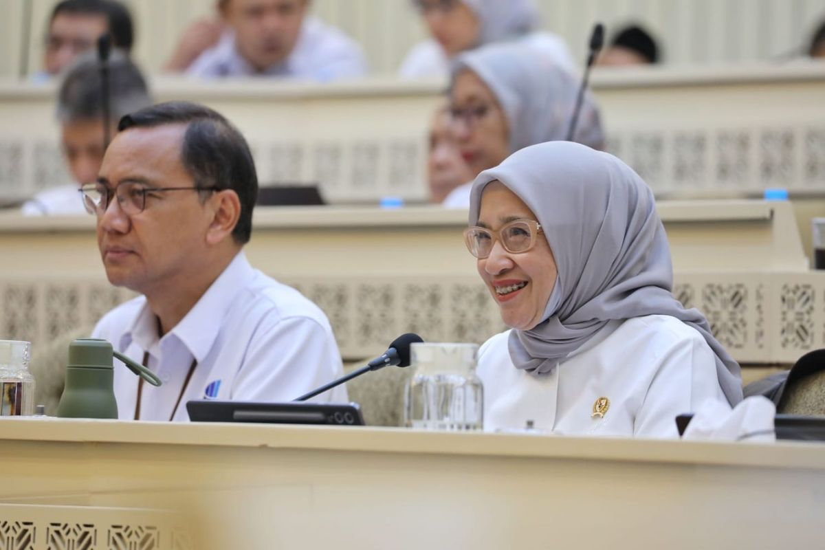 Menteri PANRB Rini Widyantini dalam Rapat Kerja dengan Komisi II DPR RI, di Gedung DPR RI, Senayan, Jakarta pada Senin (15/9/2025).
