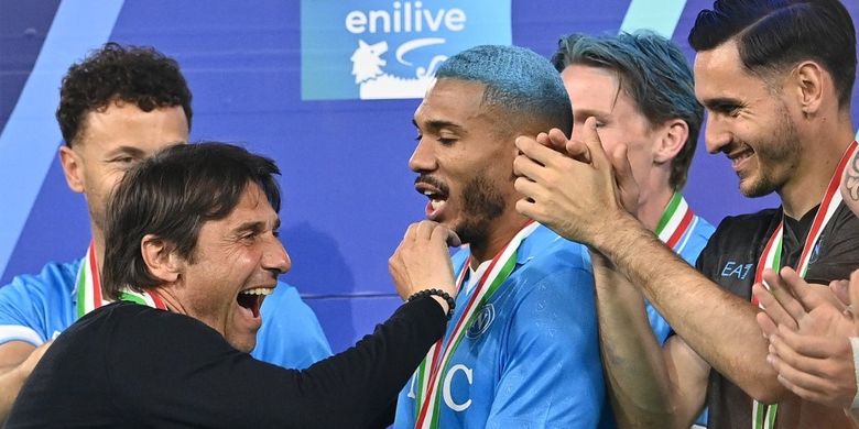 Antonio Conte berselebrasi dengan Juan Jesus dalam seremoni juara Liga Italia usai pertandingan sepak bola Serie A Liga Italia antara Napoli vs Cagliari di stadion Diego Armando Maradona di Naples pada 23 Mei 2025. (Photo by Isabella BONOTTO / AFP)