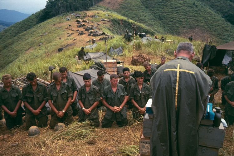 Para pasukan yang berdoa di tengah Perang Vietnam.