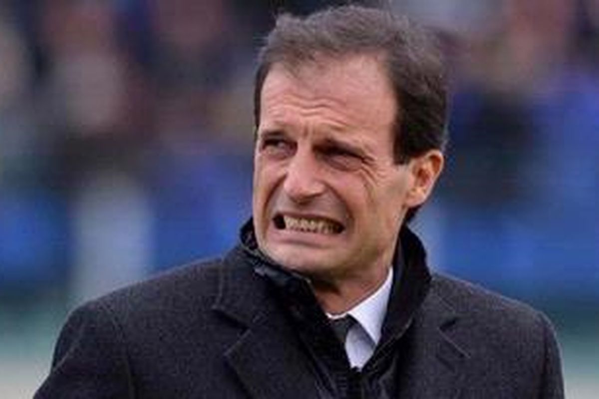 Pelatih AC Milan, Massimiliano Allegri, tengah bereaksi saat timnya berlaga melawan Cagliari dalam laga Serie-A pekan ke-24 di Stadion Is Arenas, Cagliari, Pulau Sardinia, Minggu (10/2/2013). Pertandingan itu berakhir 1-1. 