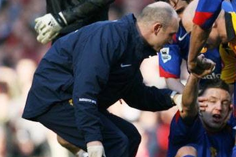 Pemain Man United, Alan Smith, mendapatkan perawatan usai mengalami cedera dalam laga Piala FA melawan Liverpool 18 Februari 2006 di Liverpool. FOTO AFP/PAUL ELLIS