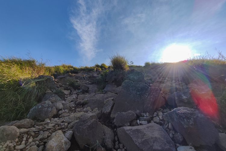 Jalan terjal menuju puncak Gunung Penanggungan via Tamiajeng.