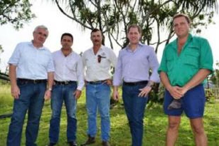 Anggota parlemen Andrew Wilkie (paling kanan) bertemu dengan kalangan eksportir sapi Australia