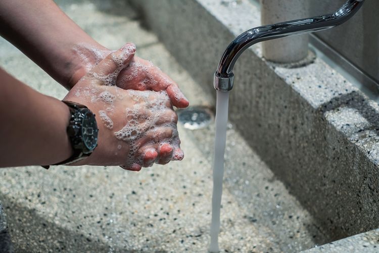 Sabun yang digunakan untuk cuci tangan dan mandi adalah contoh senyawa basa dalam kehidupan sehari-hari