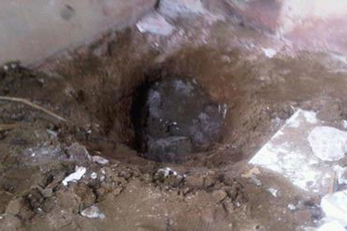 Inilah benda yang jatuh dari atas dan menimpa sepeda motor di sebuah kamar mess Kampung Nagrek RT 04 RW 01, Desa Sentul, Kecamatan Balaraja, Kabupaten Tangerang, Banten, Kamis (21/6/2012).  