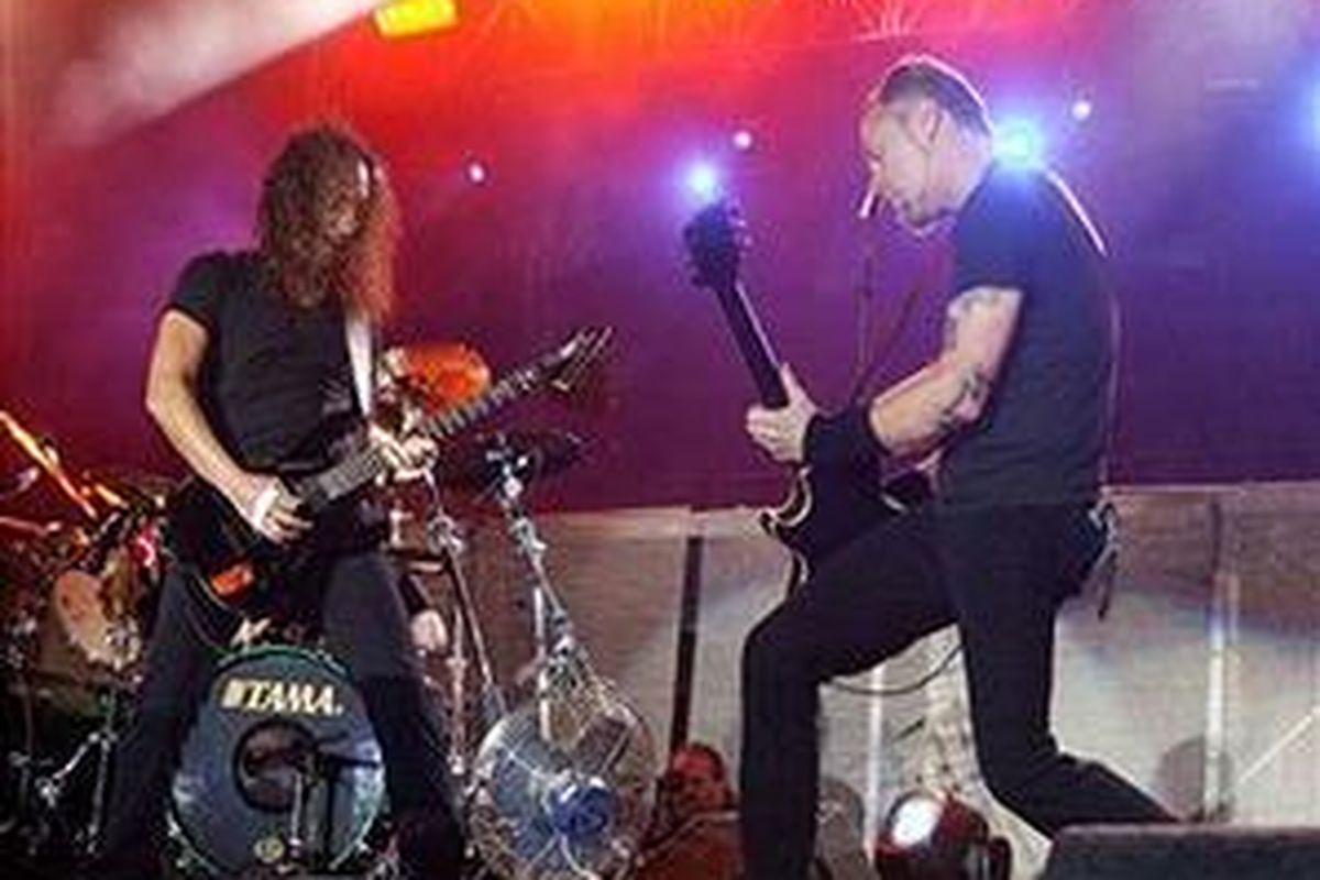 Pentolan Metallica James Hetfield dan Kirk Hammett saat pentas dalam 'Download Festival' di Donington Park, 6 Juni 2004 di Leicestershire, Inggris.