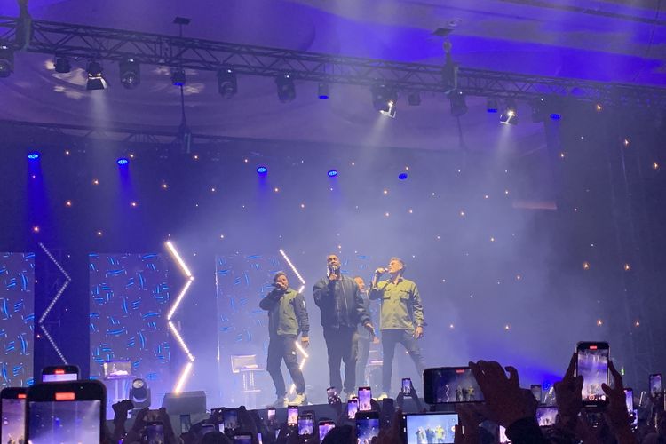 Boy group asal Inggris BLUE hadir dalam konser bertajuk BLUE Romantic Valentine Live di Hotel Pullman Jakarta pada Selasa (14/2/2023) malam.