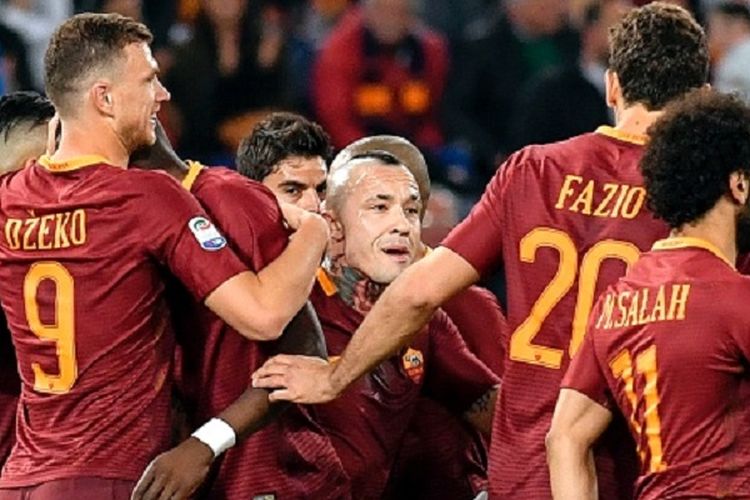 Para pemain AS Roma merayakan gol Edin Dzeko ke gawang Empoli pada pertandingan Serie A di Stadion Olimpico, Sabtu (1/4/2017). 