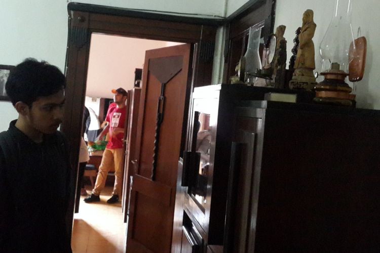 Sejumlah barang koleksi yang ada di rumah kuno peninggalan Belanda di Koridor Kayu Tangan, Kota Malang, Jawa Timur, Minggu (17/12/2017).