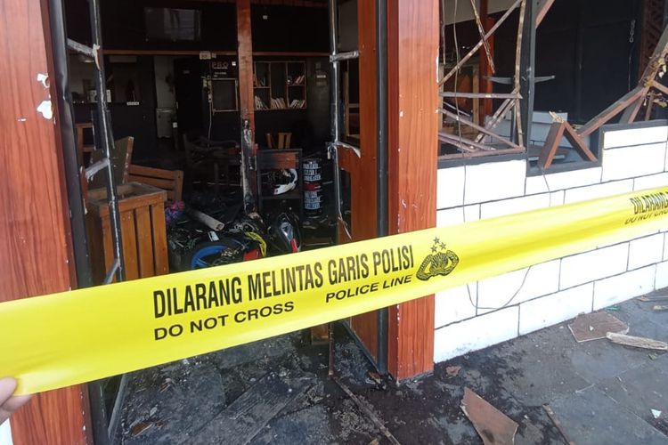 Kafe di Malang digaris polisi pasca terjadinya pengeroyokan salah satu mahasiswa Unitri Malang, Minggu (25/6/2023) dini hari.