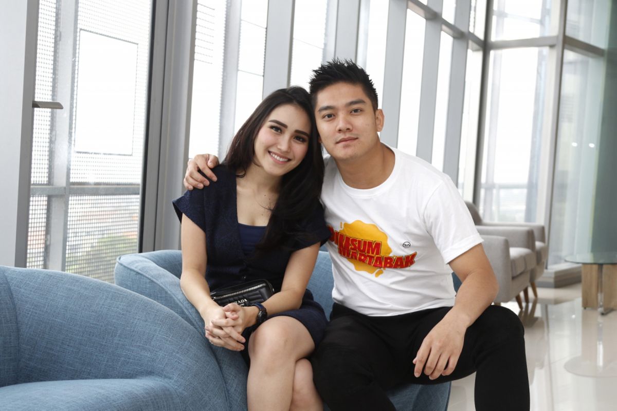 Ayu Ting Ting dan Boy William berfoto usai wawancara promosi film Dimsum Martabak di Menara Kompas, Jakarta, Rabu (16/5/2018). Film yang bergenre komedi romantis tersebut akan mulai ditayangkan di gedung-gedung bioskop pada 18 Juni 2018.