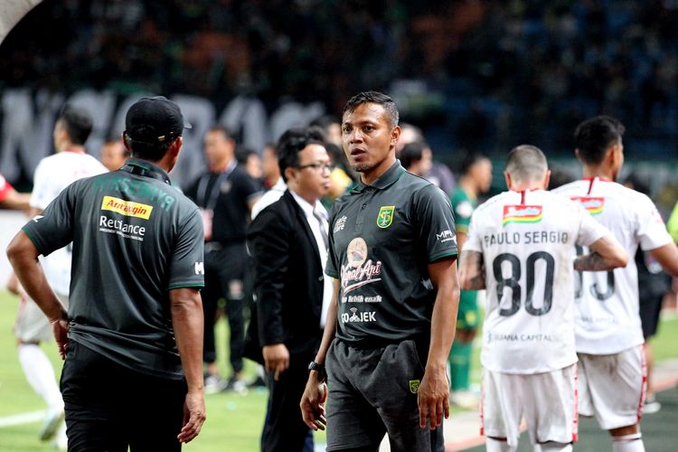 Asisten pelatih Persebaya Surabaya, Bejo Sugiantoro seusai pertandingan Pekan 20 Liga 1 2019 ditahan imbang Bali United denken skor 1-1 di Stadion Gelora Bung Tomo Surabaya, Jawa Timur, Selasa (24/09/2019) sore.