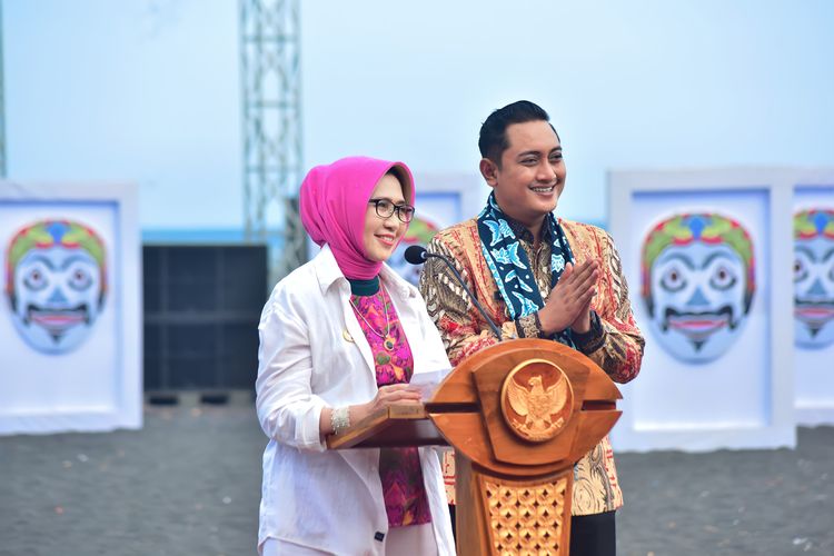 Bupati Lumajang Indah Amperawati dan Wakilnya Yudha Adji Kusuma di Pantai Watu Pecak