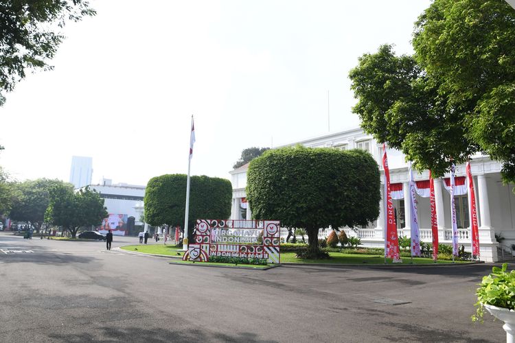 Suasana jelang Upacara Peringatan Detik-detik Proklamasi saat HUT ke-75 Republik Indonesia di Kompleks Istana Kepresidenan, Jakarta, Senin (17/8/2020). Suasana berbeda pada peringatan HUT ke-75 RI  tahun ini di Kompleks Istana Kepresidenan karena tidak adanya tamu undangan akibat pandemi COVID-19.