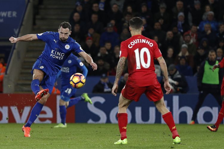 Gelandang Leicester City, Danny Drinkwater (kiri), melepaskan tembakan untuk mencetak gol kedua timnya ke gawang Liverpool pada pertandingan Premier League di King Power Stadium, Leicester, Senin (27/2/2017).