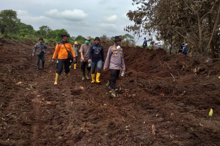 Tim Satgas Karhutla Kabupaten Pelalawan, Riau, mengecek sekat bakar yang dibuat dengan menggunakan alat berat eskavator untuk mengantisipasi meluasnya kebakaran hutan dan lahan, Senin (11/3/2019).