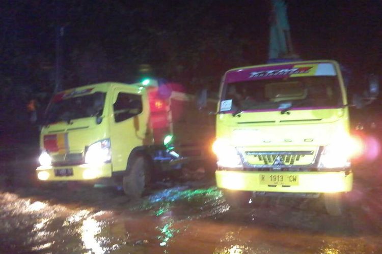 Dumpk truk mengangkut material longsor yang menutup ruas jalan nasional penghubung Banjarnegara-Wonosobo, Selasa (17/12/2019) malam.