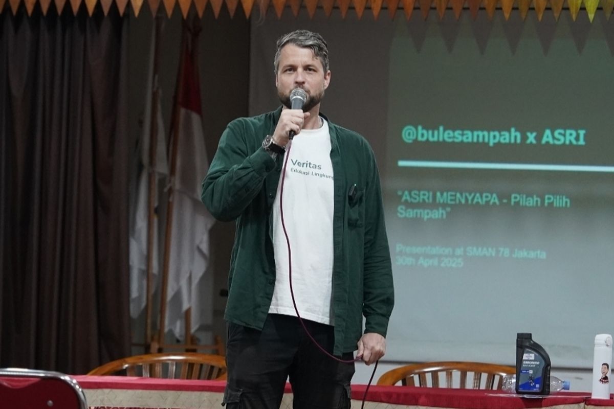  Benedict dalam acara Akademi Sekolah Lestari (ASRI) berkolaborasi dengan Komunitas Pilah Sampah episode Pilah-Pilih Sampah yang digelar di SMAN 78 Jakarta 