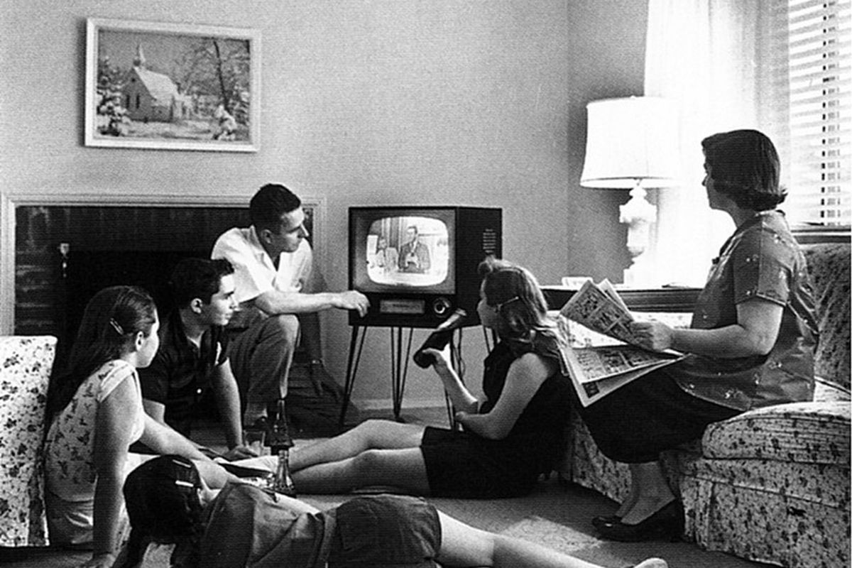 Keluarga di Amerika Serikat sedang menonton televisi pada 1958.