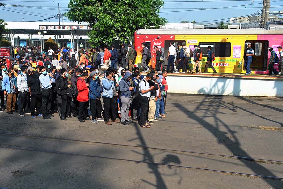 Sejumlah penumpang KRL Commuter Line gantre menunggu kedatangan kereta di Stasiun Bogor, Jawa Barat, Senin (13/4/2020). Antrean panjang penumpang KRL Commuter Line di Stasiun Bogor tersebut akibat kebijakan pemeriksaan suhu tubuh dan pembatasan jumlah penumpang di setiap rangkaian kereta sebagai tindakan pencegahan penyebaran wabah pandemi virus Corona (COVID-19).