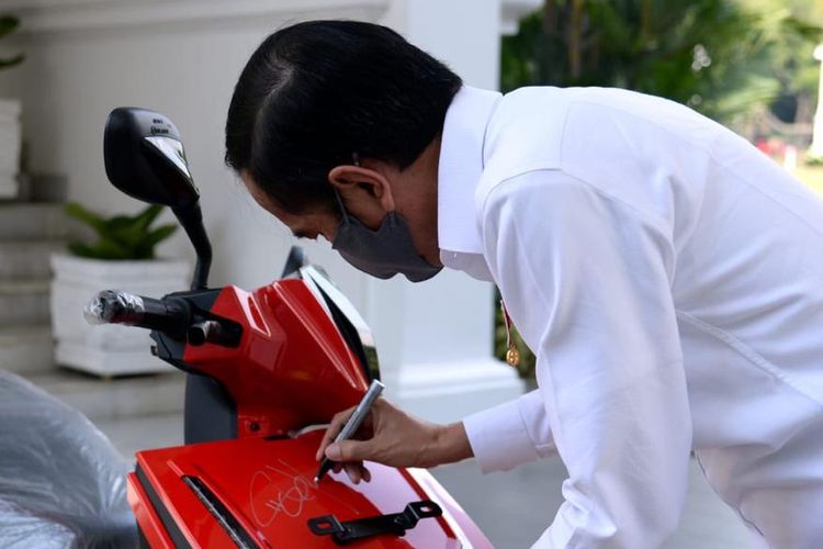 Lelang skuter listrik Gesits bertanda tangan Presiden Jokowi terjual Rp 2,55 miliar 