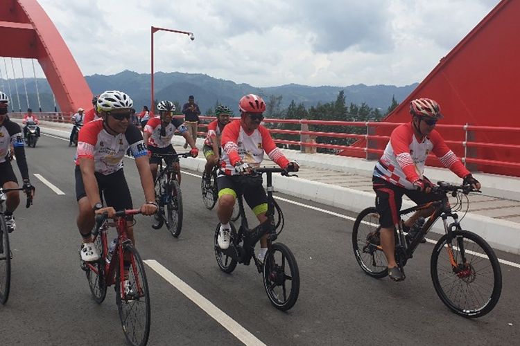 Penyelenggaraan Holtekamp Fun Bike, Kota Jayapura, Papua, Sabtu (21/9/2019), untuk memicu sektor wisata di lokasi tersebut. Disekitar jembatan, terdapat berbagai objek wisata yang kini mulai ramai dikunjungi masyarakat semenjak proyek bernilai Rp1,3 Triliun tersebut dimulai pada 2015