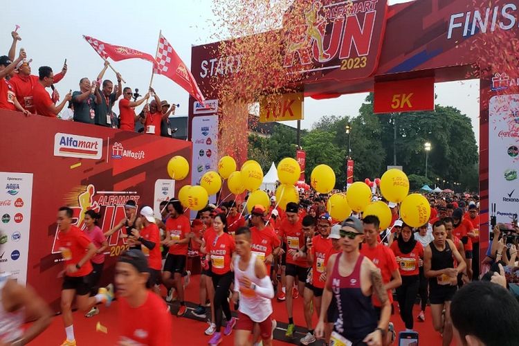 Sedikitnya 2.400 peserta mengikuti Alfamart Run 2023 yang digelar PT Sumber Alfaria Trijaya Tbk (Alfamart) di Jakarta, Minggu (20/8/2023).