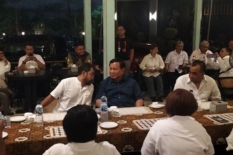 Bakal Calon Presiden (Bacapres) Prabowo Subianto melakukan pertemuan dengan Relawan Jokowi-Gibran di Kota Solo, Jawa Tengah, pada Rabu (9/8/2023).
