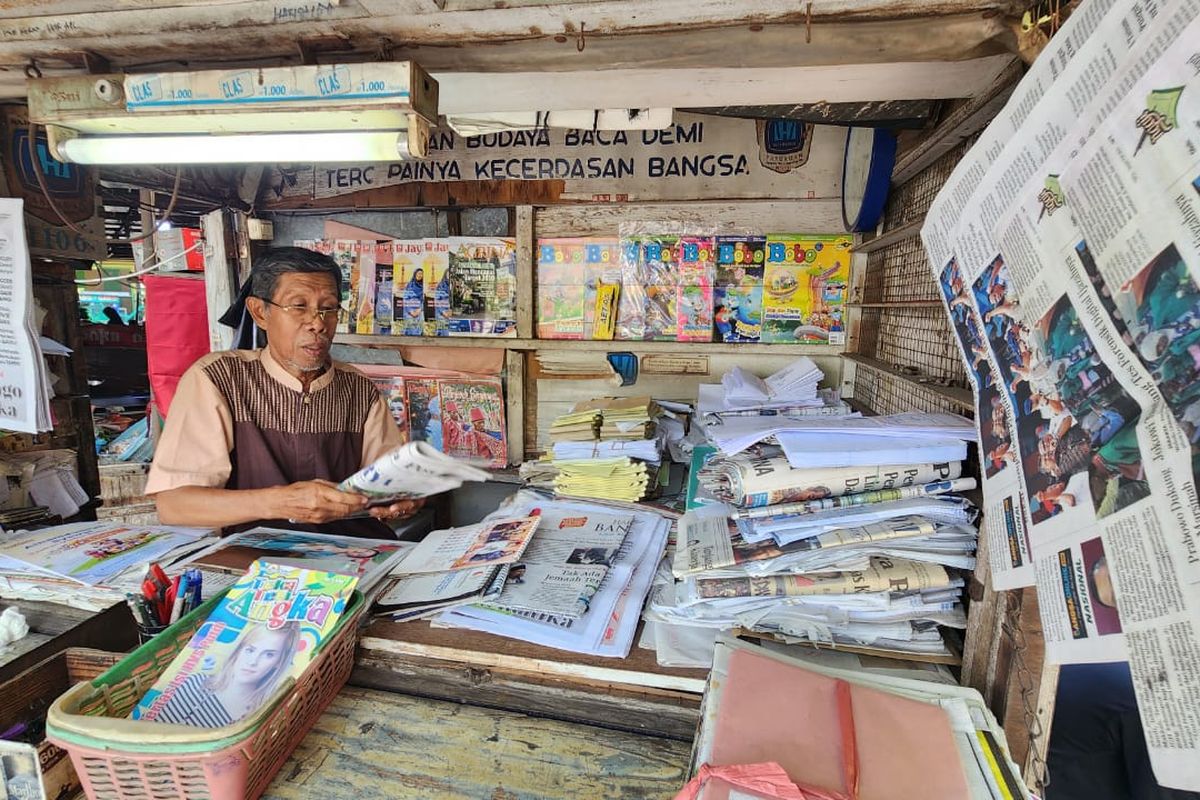 M. Kasiadi penjual koran asal Kota Pasuruan tercatat sebagai calon jamaah haji di Kantor Kementerian Agama Kota Pasuruan yang akan berangkat ke asrama haji Sukolilo Surabaya pada Rabu (28/05/2025)