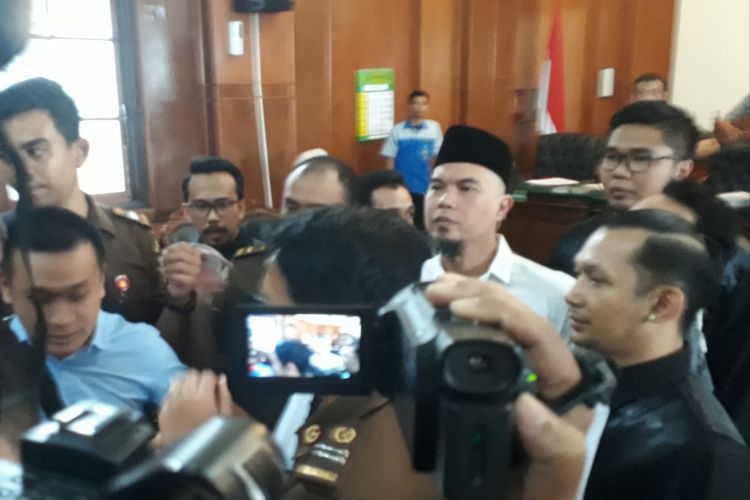 Ahmad Dhani usai sidang eksepsi di Pengadilan Negeri Surabaya, Selasa (12/2/2019)