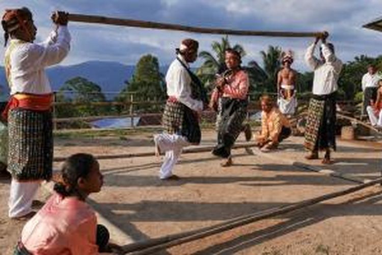 Tarian Kerangkuk Alu di Desa Liang Ndara, Kecamatan Mbeliling, Kabupaten Manggarai Barat, Nusa Tenggara Timur.