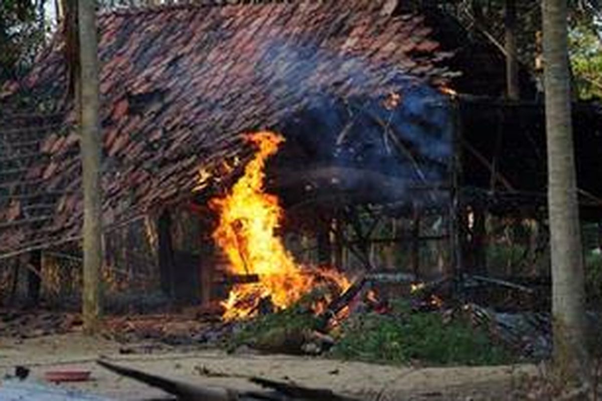 Penjarahan harta dilakukan oleh warga kontra pengikut Syiah di Sampang, Jawa Timur. Para penjarah itu juga membakar rumah dan kandang ternak para pengikut Syiah.