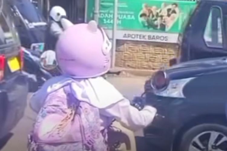 Bocil SD di Kota Sukabumi saat terpotret oleh kamera, ia mengendarai sepeda listrik di jalanan.