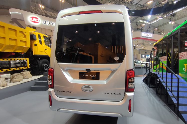 Mitsubishi Fuso Canter Bus di GIIAS 2023