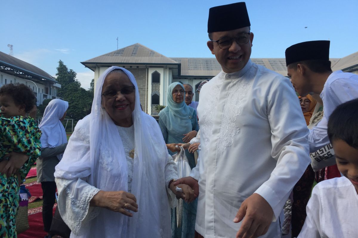 Gubernur terpilih DKI Jakarta Anies Baswedan bersama sang ibu, Aliyah Baswedan, usai shalat id di Masjid Al Izhar, Jakarta Selatan, Minggu (25/6/2017).