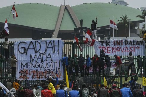 Massa Mahasiswa Minta Bambang Soesatyo Temui Pendemo di Luar Gedung DPR