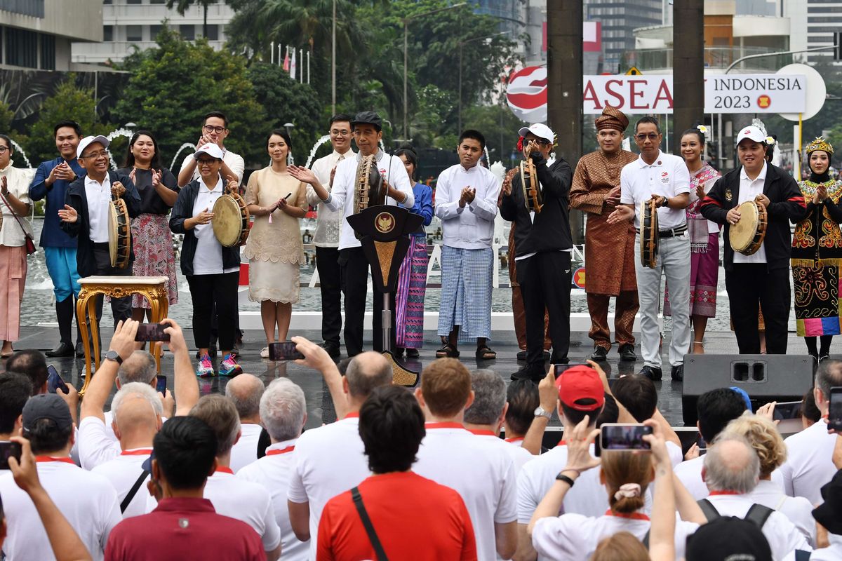 Presiden Joko Widodo (ketiga kiri depan) bersama Menteri Koordinator Bidang Politik, Hukum, dan Keamanan (Menkopolhukam) Mahfud MD (ketiga kanan depan), Menteri Luar Negeri Retno Marsudi (kedua kiri depan), Menteri Sekretaris Negara Pratikno (kiri depan), Menteri BUMN Erick Thohir (kanan depan), Penjabat Gubernur DKI Jakarta Heru Budi Hartono (kedua kanan depan) memukul rebana dalam kick off keketuaan Indonesia dalam ASEAN 2023 di kawasan Bundaran Hotel Indonesia (HI), Jakarta, Minggu (29/1/2023). Acara tersebut menjadi awal rangkaian kegiatan yang puncaknya akan berlangsung dua kali yakni Konferensi Tingkat Tinggi (KTT) ASEAN pada Mei 2023 di Labuan Bajo, Provinsi Nusa Tenggara Timur (NTT) dan KTT ASEAN Plus di Jakarta pada September 2023.