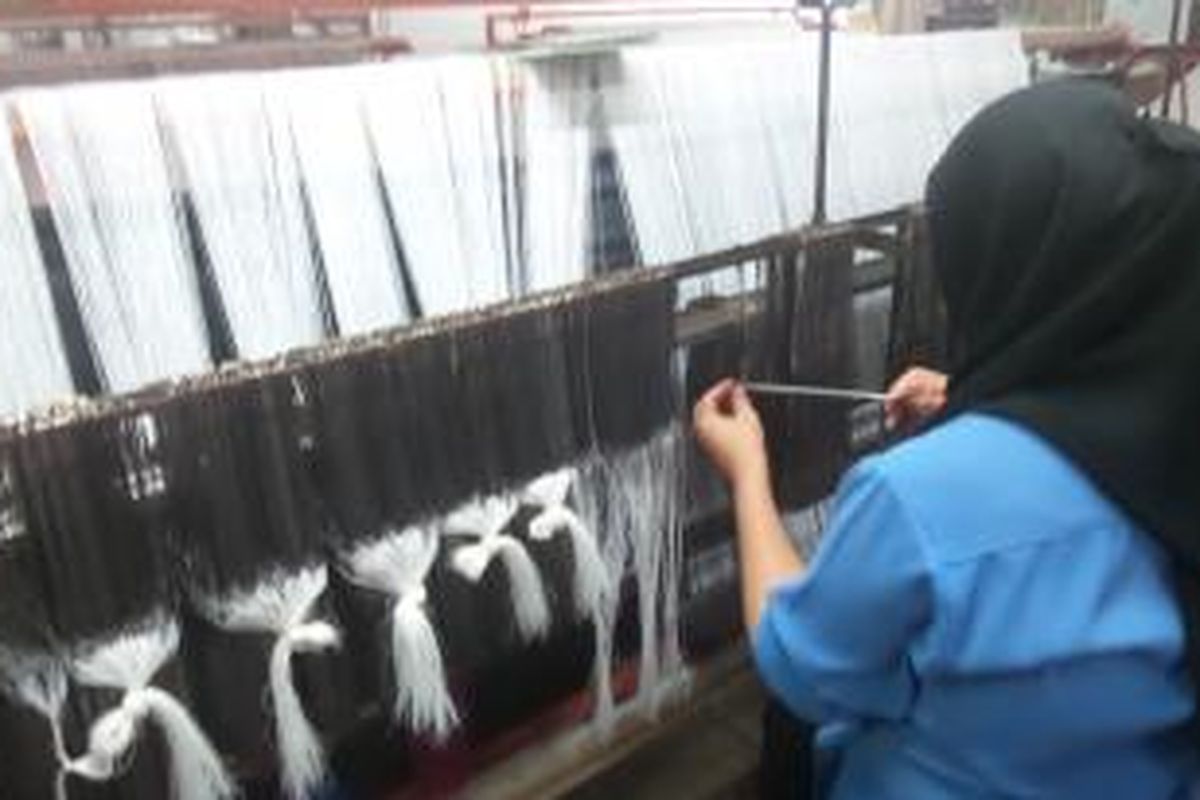 Ilustrasi: Proses pembuatan tekstil polyester.