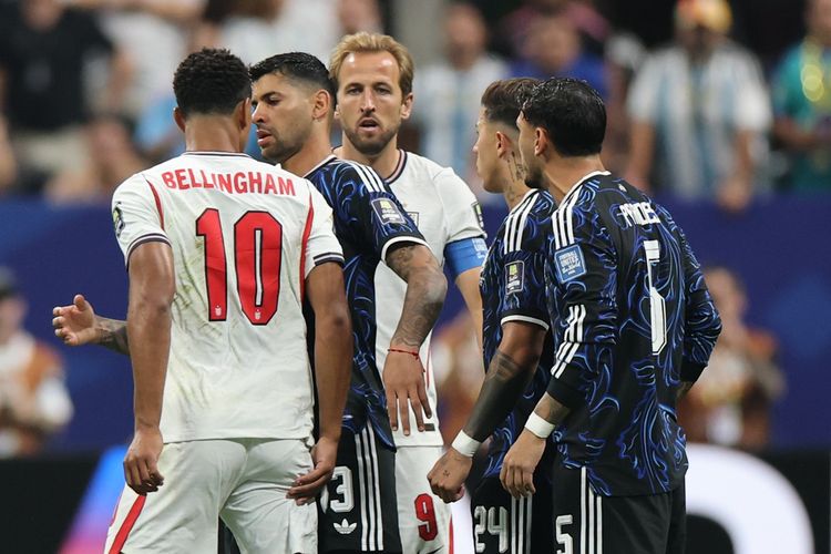 Bek Argentina Balas Kritik Gary Neville: Saya Tak Mau Jadi Sebodoh Itu Ketika Pensiun