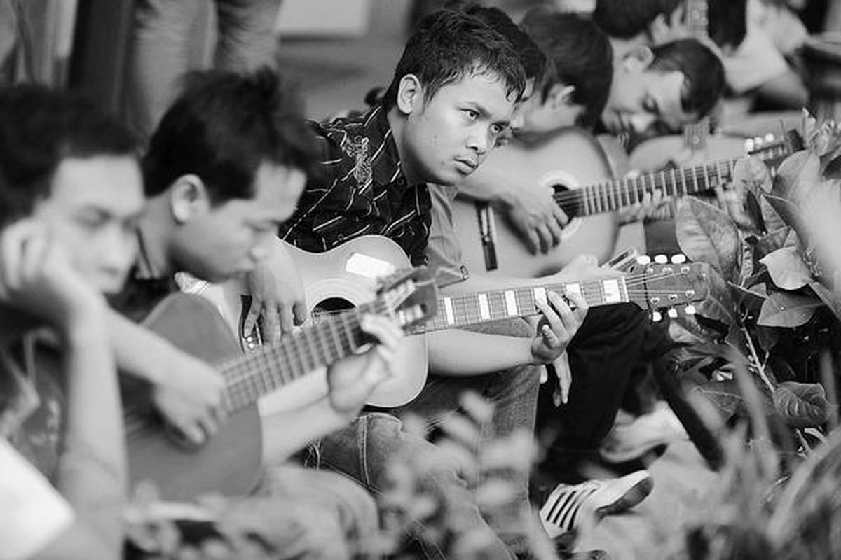 Para calon mahasiswa baru yang memilih jurusan Pendidikan Seni Musik menunggu giliran tes praktik dalam Seleksi Nasional Masuk Perguruan Tinggi Negeri (SNMPTN) di Universitas Negeri Yogyakarta, Jumat (3/7). Bobot nilai untuk tes praktik ini ditetapkan 40 persen, sedangkan untuk tes potensi akademik dan bidang studi ditetapkan 60 persen. 