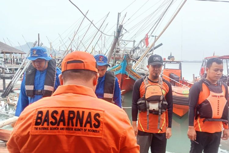 Tim SAR gabungan saat akan melakukan pencarian terhadap korban terjatuh dari kapal KMP Reinna. 